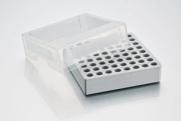 艾本德儲存盒 8 × 8, 可放置 64  個(gè)試管， 1  –  2  mL，3  件，高 53  mm，2  英寸，聚丙烯材料，可耐受最低 -86  °C，可高溫高壓滅菌，帶蓋子并具有數(shù)字字母標(biāo)識